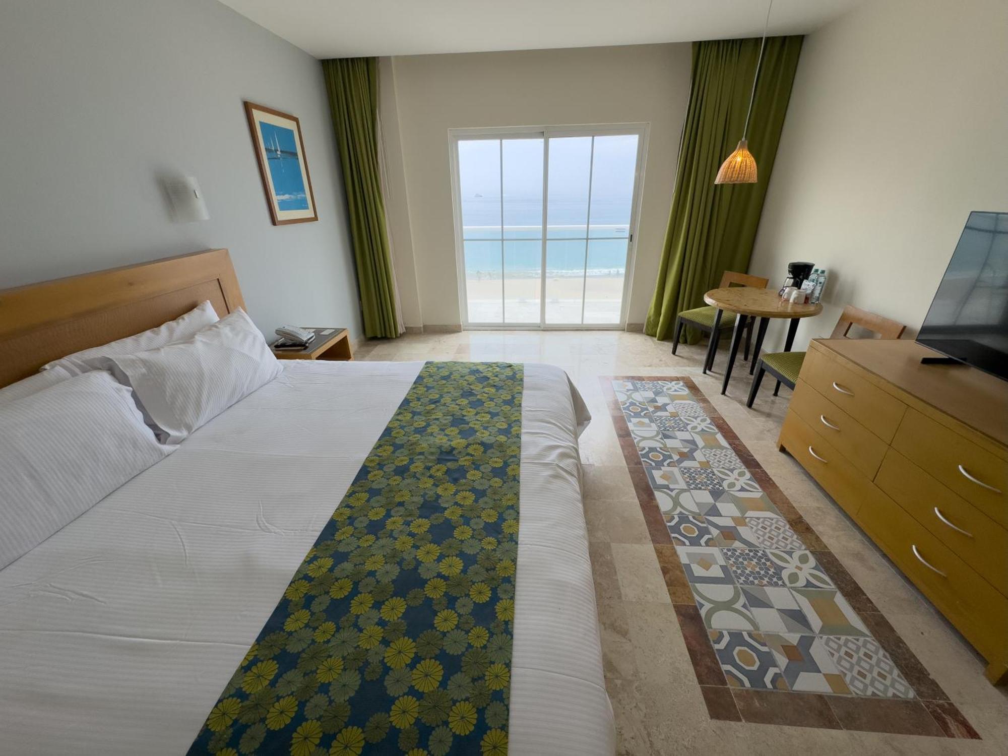 Habitación con cama extragrande y vistas al mar